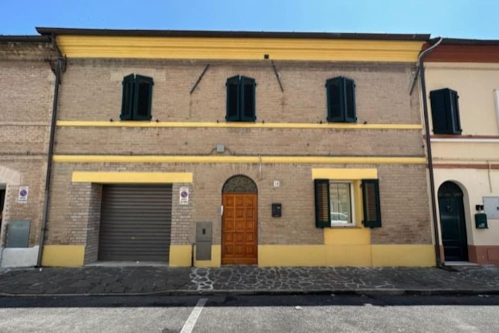 Affittacamere Il Cortile Chiaravalle Marche Exterior photo
