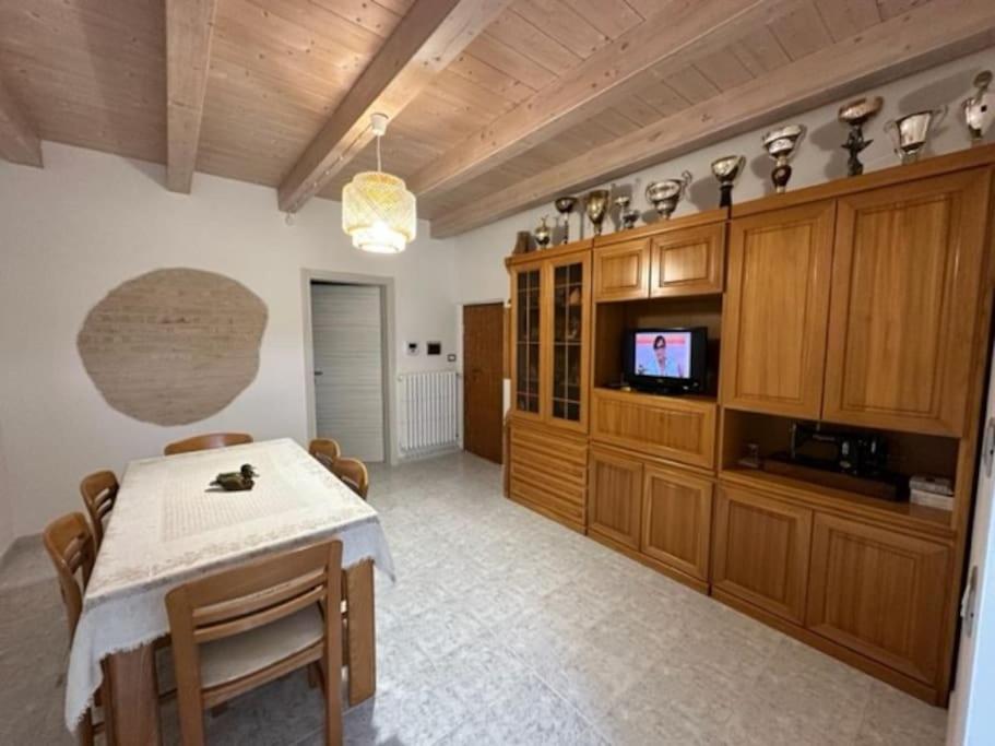 Affittacamere Il Cortile Chiaravalle Marche Exterior photo