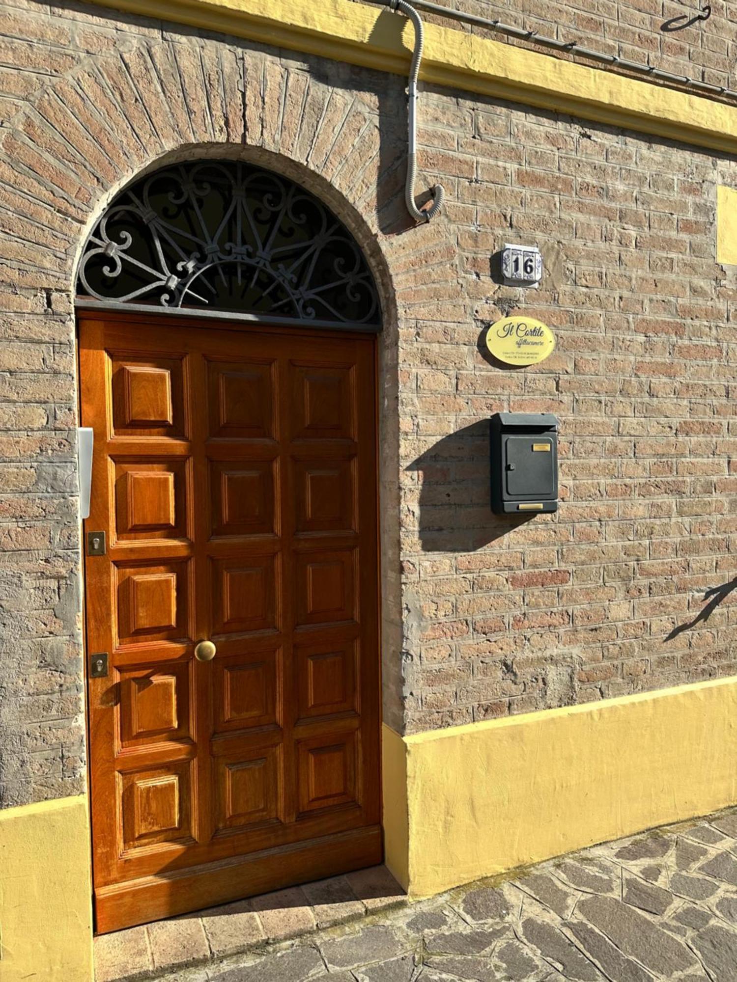 Affittacamere Il Cortile Chiaravalle Marche Exterior photo