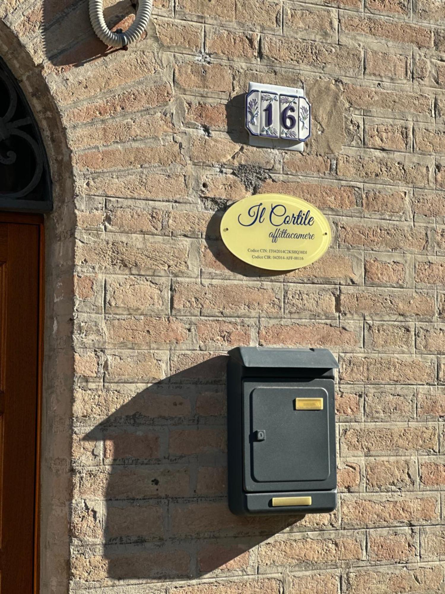 Affittacamere Il Cortile Chiaravalle Marche Exterior photo